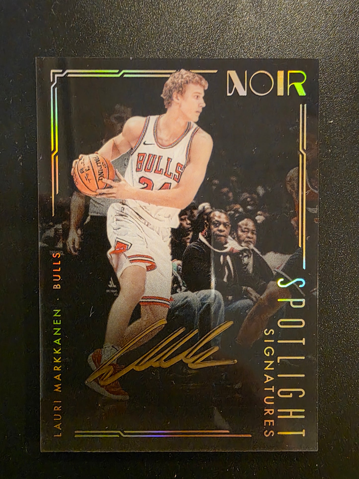 2017-18 Panini Noir - Spotlight Signatures Vertical - Lauri Markkanen #SS-LM /125 RY