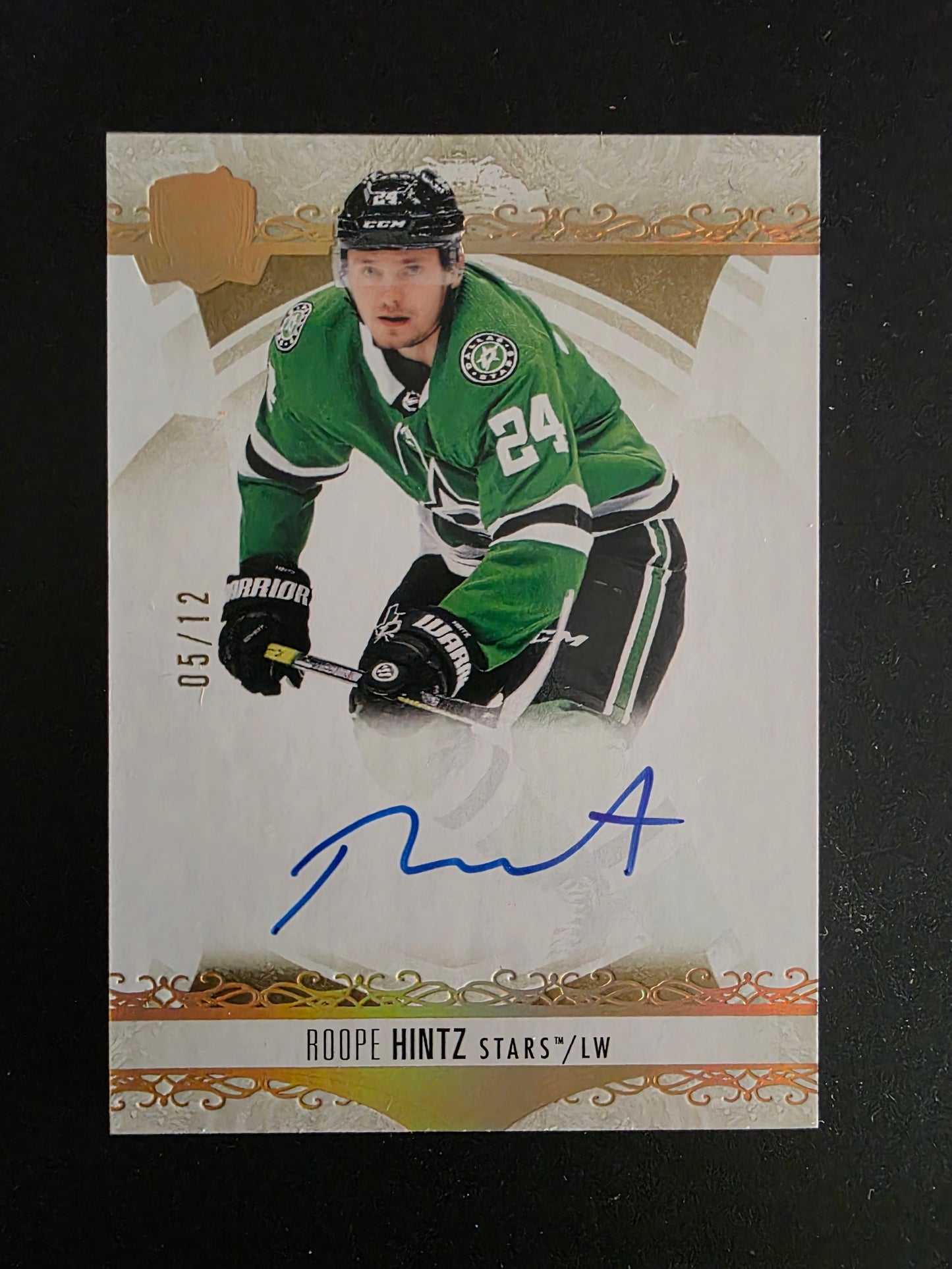 2022-23 Upper Deck The Cup - Gold Spectrum Foil Autographs - Roope Hintz #34 /12